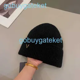 Hat designer Bonnet Spark beanie för män kvinnor mode brev brosch casual hattar fall och vinter ull stickad keps kashmir bonnets mössor design tillbehör sndb