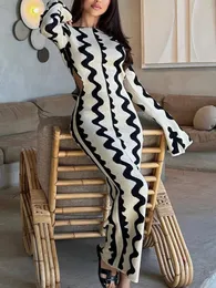 Вязаное платье Женщины Полосатые вязаные макси -платье модное элегантное платье сексуальное подлод