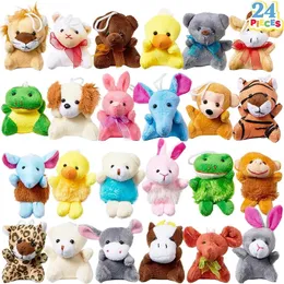 24 Pack Mini Animal Plush Toy Sortment Animals Keychain Decoration för barn Små fyllda bulkkarnevalspriser Claw Machin 231225