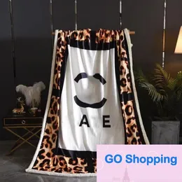 Designer engrossado cobertor cordeiro cobertor de pelúcia carta logotipo leopardo flanela sofá capa cobertores viagem lazer cobertor ar condicionado cobertores