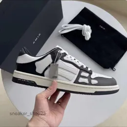 Ünlü 2024 Erkekler Amiiri Günlük Yüksek Baskı Tasarımcısı Yeni Kurul Ayakkabıları Düzenli Orijinal Deri Moda Aynı Stil Çift Sneaker Trainer Panda Kemik He76