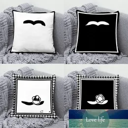 Almohada con letras de alta calidad, ropa de cama, decoración para la habitación del hogar, funda de almohada para sofá, silla, coche blanco y negro, almohadas informales de varios tamaños para hombres y mujeres