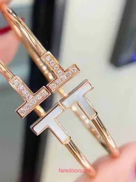 Tifanizm Popularny luksusowy projektant bransoletki diamentowy Rose Gold 18K Double T Women Otwórz Bransoletka Klasyczna biała fritillaria Niebieska szkliwa klejnot z oryginalnym pudełkiem