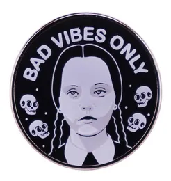 BadVibesOnly Wednesday Addams Distintivo Fantasia Comédia Esmalte Pin8027481