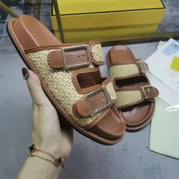 Fendig Terlik Düz Tasarımcı 100 Kadın Çift Strap F Feel Rafia Dokuma Slaytlar Fend Çiftler Saman Mules Bayanlar Sandal Lüks Marka İnsan Altın Toka Ayakkabı Flip Flops Esp