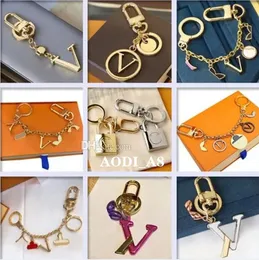 Louiseities Viutonities moda marka anahtarlık mektubu tasarımcı anahtarlık metal anahtarlık kadın çantası cazibe kolye kolye otomobil parçaları araba anahtar zinciri hediyeler kutusu toz çanta