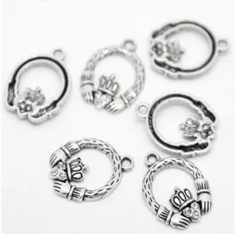 Hela 100st antika silvertoner Rhinestone Claddagh Ring Charm Pendants 25x18mm smyckesfynd som gör DIY hela J05066157958