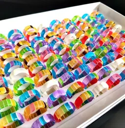 Toplu Lotlar 100 PCS Beauul Reçine Akrilik Yüzükler 7mm Renkli Cazibe Yüzük Şeffaf Şeker Renkli Kızlar Parti Mücevherleri5689542