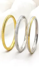 Hela 100pcslot Women039S Band Rings 4mm Vackra rostfritt stål Fashion Jewelry Party Gifts Silver Gold Plated Wedding2107750