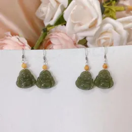 Baumelnde Ohrringe Exquisiter natürlicher Nephrit handgeschnitzter kleiner Buddha-Ohrring Jade mit 925 Sterling Silber Schmuck Frauen Glück