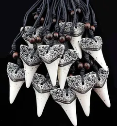 Seleção multi estilo 12 pçs/lote imitação de osso de iaque escultura dente charme pingente contas de madeira colar amuleto presente moda masculina colar7705615