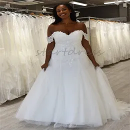 Abito da sposa africano taglie forti con spalle scoperte Applicazioni bianche Abito da sposa country Lunghezza pavimento Tulle Sweep Train Abito da sposa nero da donna Corsetto Giardino Mariage