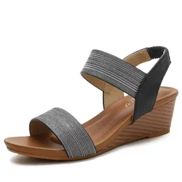 Obcasy 2021 Sandały Kobiety 5 cm Obcasy Czarne kliny Sandały dla kobiet Sandały Sandały Letnie buty Chaussures Femme Sandals Rozmiar 3642