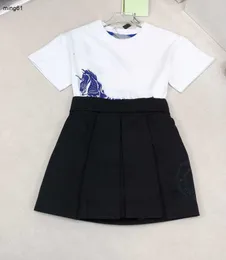 ブランドベビートラックスーツガールズ2ピースセットキッズドレススーツサイズ90-150ラウンドネックデザイナーTシャツとショートスカートDEC20