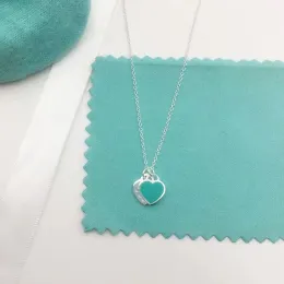 Cadeias de jóias de designer de colar de coração feminino Presente de aniversário de aço inoxidável para mulheres para mulheres banhadas a ouro ISMs