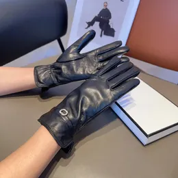 Hochwertige Designerhandschuhe Frauen schwarzes solides echtes Leder mit Push Winter Halten Sie warme dickere winddichte echte Schafskin fünf Finger Handschuhe Fäustlinge Geschenk