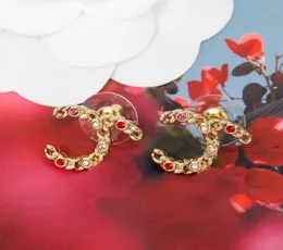 2022 Hochwertiger Charm-Ohrstecker mit hohlem Design und roter Perle, bunter Diamant für Frauen, Verlobung, 18 Karat vergoldet, mit Stam5079706