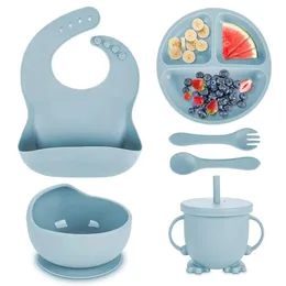 Barnrätter Set Baby Silicone Table Seary 6pcs Sucker Bowl Bib Cup Fork Spoon Maternal och spädbarn levererar en gratis 231225