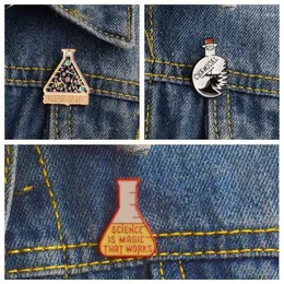 QIHE JEWELRY Science Bitch Pins Broschen Abzeichen X Science Is Magic That Works Experiment Cup Lover Gift1282f