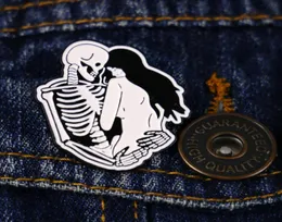 Filme e televisão europeus e americanos em torno apenas do amor, caveira eterna, abraçando desenho animado, broche de vampiro, emblema de Adam, fabricante8142897