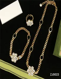 Collana di diamanti lucidi Bracciale Set di gioielli Doppia lettera Anello di fiori di cristallo Donne Bracciali a catena in metallo Street Style per la festa D6203502