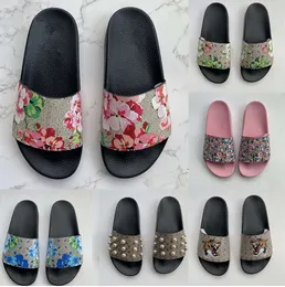 Geklede schoenen Basketbal Heren Dames Slippers Designer Rubberen slippers Sandaal Platte bloemen Aardbei Tijger Bijen Groen Rood Wit Webmode Strand F89766