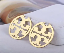 Модные классические круглые серьги-кольца из микростандартного золота 18 карат с буквой Т 8665181