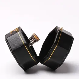 Mini Black Octagonal Box Pu Leather Advanced Vintage Jewely Display Rekommenderad bröllop Diamond Ring Box 231226