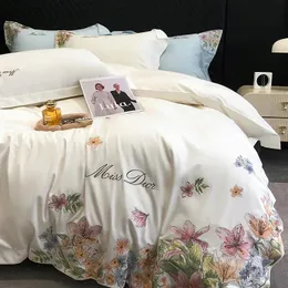 Uppsättningar Highend Bedbling Set Luxury Flowers Brodery Quilt/Däcke Cover White Egyptian Cotton Beddrage Flat Bed Sheet Linen Pillow Cases