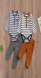 Set di abbigliamento 2 pezzi Baby Boy 018M Abito casual Girocollo Manica lunga Pagliaccetto a righe Tinta unita Decorazione bottoni Pantaloni larghi S7877842