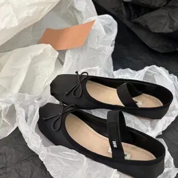 Bale Düz Paris Bale Tasarımcı Profesyonel Dans Ayakkabıları Saten Balerinler MM Platform Bowknot Sığ Ağız Tek Ayakkabı Düz ​​Sandalet Kadın Loafers