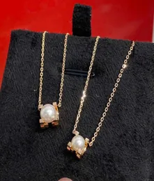 Halskette und Ohrstecker aus V-Goldmaterial mit Anhänger und weißer Perle für Damen, Hochzeitsschmuck, Geschenk in zwei Farben, plattiert, im Karton st3676610