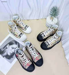 Ny baby ankelstövlar designer snörning barn canvas skor storlek 26-35 inklusive låda multi färg pläd design småbarn sneakers dec20