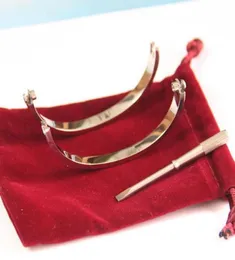 2021 Braccialetti classici di nuova moda Bracciale in acciaio al titanio 316L Donna Uomo039 Gioielli Regalo di San Valentino con borsa di stoffa9298447