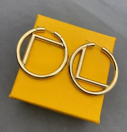 Circle Glossy Stud Earrings Designer Luxury Gold Hoop örhängen för kvinnliga modedesigners smycken Casual Letter Earring D2110215H1964879