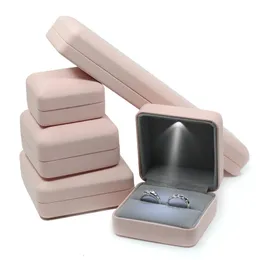 Caja de pendientes de anillo de compromiso para mujer, caja colgante de joyería con pulsera de luz LED, estuche de joyería, vitrina de collar de boda 231226