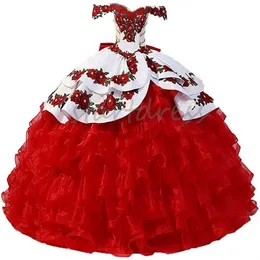 Tema messicano Rosso Bianco Abiti Quinceanera Charro con spalle scoperte Modello di fiore rosa Perline A strati Cenerentola Sedici compleanno Abito da festa Abiti da 15 anos
