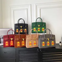 Tasarımcı çantası% 18 indirimli yeni renkli stereoskopik küçük ev timsah desen el tipi kilit toka omuz çantası