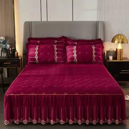 Luxury Solid Color Crystal Velet Quilted Bed Bost Embrodery Lace Soft Coral Fleece Bed kjol inte inklusive örngott 231227