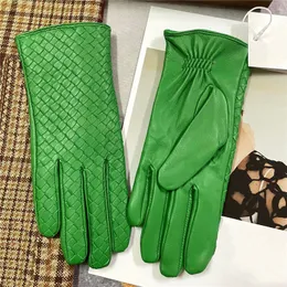 قفازات مصممة مُصمم من الجلد الأصلي ب أزياء قفازات فاخرة للنساء العلامة التجارية الخضراء دافئة الشتاء القفازات الجلدية