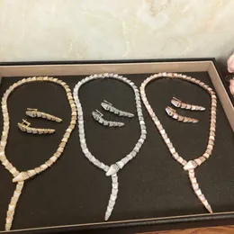 Modedesigner-Kollektion, Stil für Abendessen, Party, Halsband, Halskette, Ohrring-Fassung, Diamant-Perlmutt-Goldfarbe, Schlangen-Schmuckset