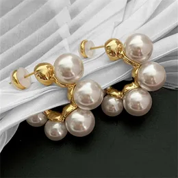 2023 Orecchini di perle a forma di C Stud Design di nicchia femminile Texture di alta qualità Sterling Sier Needle Retro Temperamento Regalo gioielli