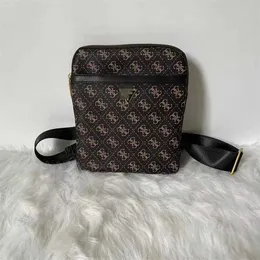 18% DE DESCONTO A nova bolsa crossbody masculina da Designer Gues é simples, elegante e versátil, com um toque confortável e casual para os homens. HMCERTP22