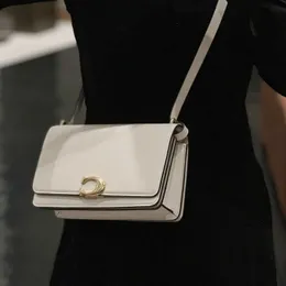 2023 Versátil pequena fivela quadrada Flip BANDIT Bolsa de um ombro crossbody nas axilas para mulheres