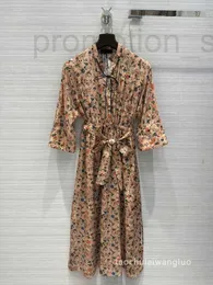 Grundläggande avslappnade klänningar Designer Al61163 Floral Silk Dress med en känsla av atmosfär och semesterstil, färsk V-ringning, midja upp, slits lång kjol ET97