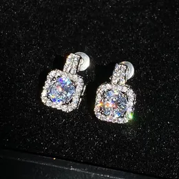 Huitan Bling Bling CZ Zircon Women Stud Earining Delice Shape Wedding Engagement Party Bridal Earrings High Quality Jewelry192Q