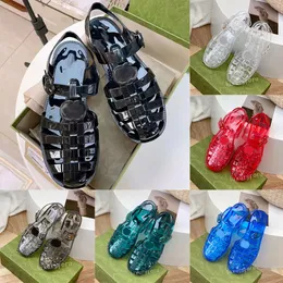 Luxurias designers clássicos femininos chinelos de borracha de sandália Sandalsoutdoor Roman Transparent Shoes Alphabet Candy Colors Beach Sapato casual plano