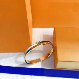 Bangles de grife pulverizes de luxo pulseira Europa America moda estilo de moda preto e branco feminino pulglela aço inoxidável casamento amor jóias J12131