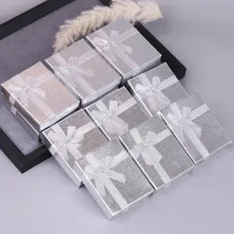 Atacado de 12 peças/caixa de lotes Caixa de embalagens de jóias personalizadas Caixas de jóias de papelão rosa Brincos de colares da caixa de casamento 231227