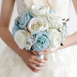 Ghirlande di fiori decorativi che tengono bouquet da sposa di rose naturali artificiali con nastro di raso di seta rosa bianco blu festa nuziale damigella d'onore